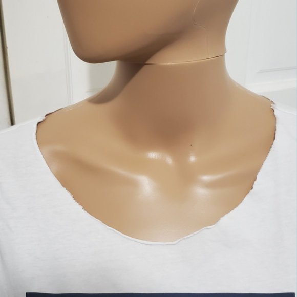 Levi's T-shirt with Raw Neckline Size L NWOT - Picture 3 of 4